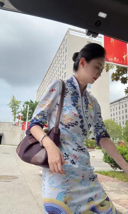原来她是蒙古族,身高1米71,长相漂亮,和吴京、杨紫合作都没火,《重器》和黄景瑜、蒋奇明搭戏火了